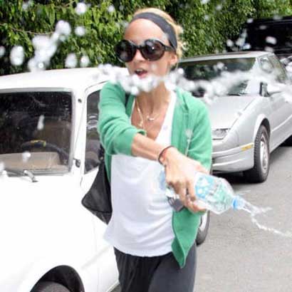 Nicole Richie throw water at photographers