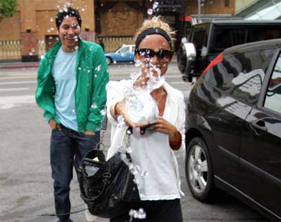 Nicole Richie throw water at photographers 2