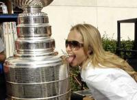Hayden Panettiere licks the Stanley Cup