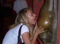 Hayden Panettiere licks statueâ€™s butt