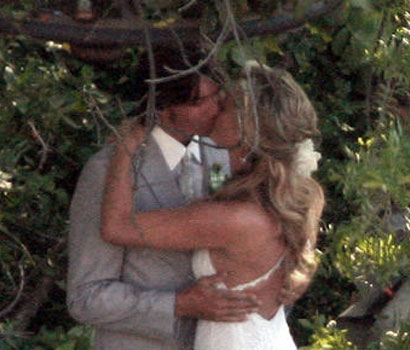 Rebecca Romijn and Jerry O'Connell wedding kiss